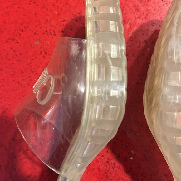 *SOLD* EUC GUCCI RUBBER SLIDES - Picture 6 of 9